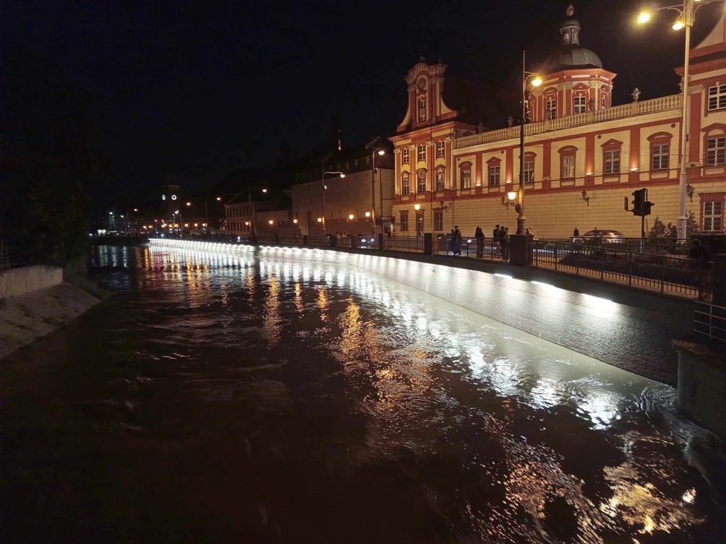 Odra we Wrocławiu ma kilka ramion. Tak jedno z nich wyglądało na parę godzin przed spodziewanym nadejściem fali