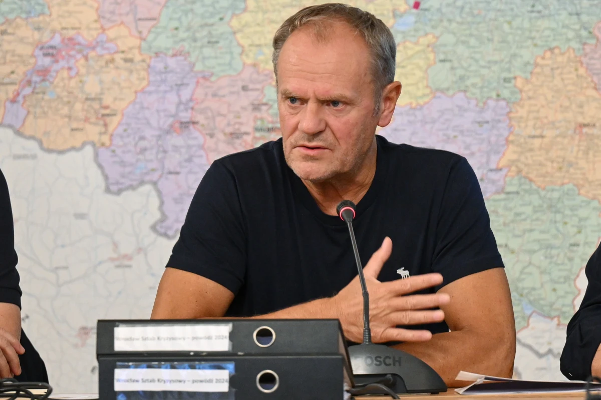 Podczas środowego posiedzenia powodziowego sztabu kryzysowego premier Donald Tusk przekazał, że docierają do niego sygnały o utrudnianiu procesu wnioskowania o doraźną pomoc finansową. Będziemy monitorowali pracę urzędników - zapewnił. 