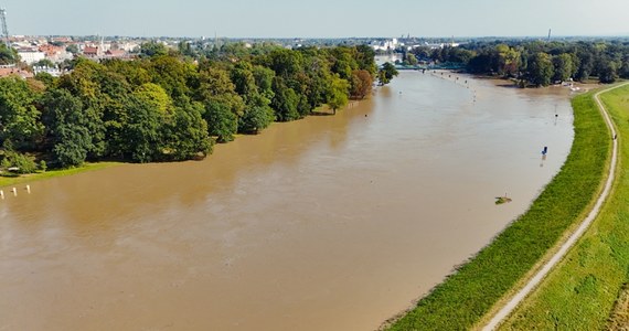 Czoło fali wezbraniowej na Odrze minęło już Opole, nie wyrządzając szkód w mieście - przekazały Wody Polskie - Regionalny Zarząd Gospodarki Wodnej w Gliwicach. W gotowości pozostaje znajdujący się w tym mieście polder Żelazna.