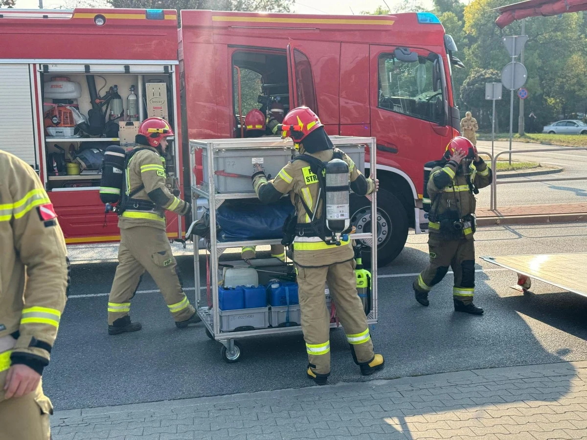 Na stacji paliw przy ul. Kelles-Krauza w Radomiu doszło do wycieku gazu propan-butan. Ewakuowano część osób ze znajdującej się po sąsiedzku galerii handlowej i innych budynków. Po kilku godzinach zbiornik został uszczelniony.