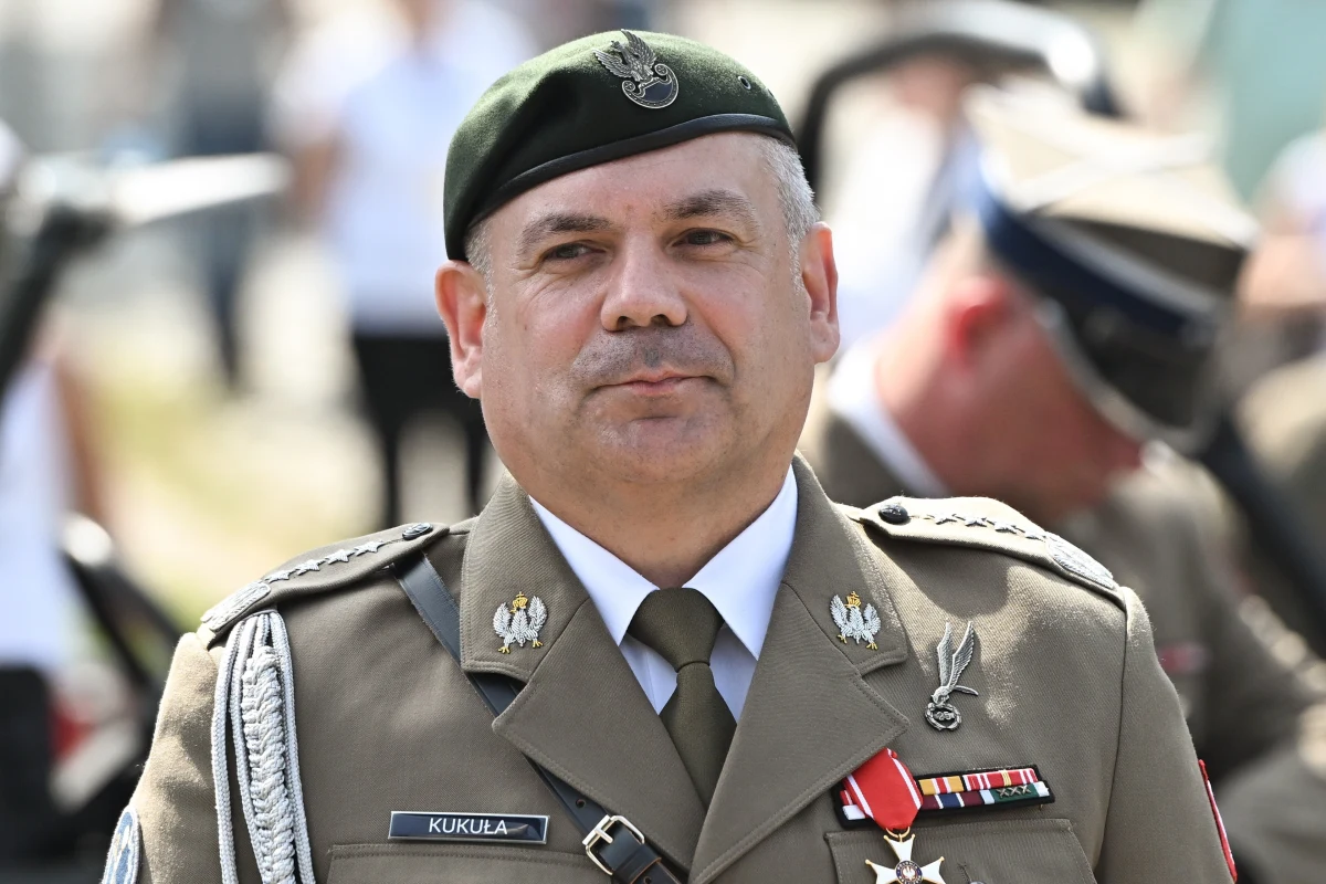 Poniedziałek będzie pierwszym dniem operacji "Feniks", która ma na celu wsparcie odbudowy na terenach powodziowych. Taką informację przekazał w TVN24 gen. Wiesław Kukuła, szef Sztabu Generalnego Wojska Polskiego. 