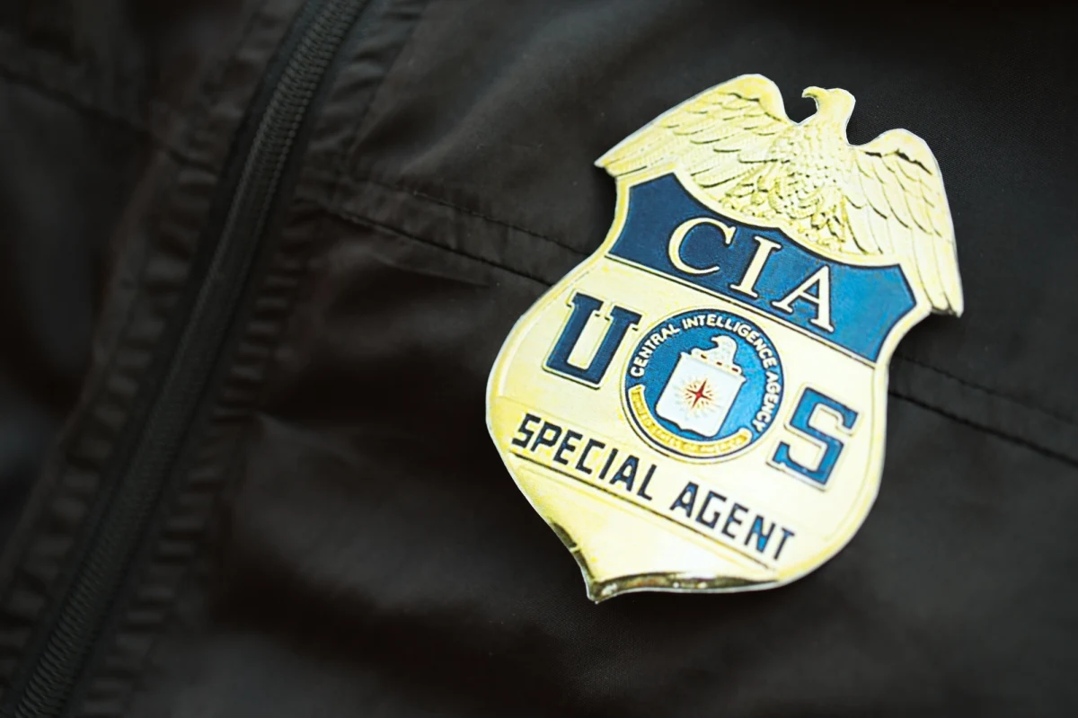 Długoletni agent CIA Brian Jeffrey Raymond, który odurzał, fotografował i molestował seksualnie ponad 25 kobiet w różnych krajach, został skazany w środę w USA na 30 lat więzienia federalnego. 