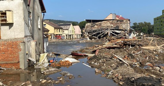 Stronie Śląskie, Lądek Zdrój, Radochów, Trzebieszowice i Żelazno - to kolejne miejscowości na trasie naszego konwoju pomocowego. RMF FM i RMF MAXX ruszyły z akcją charytatywną dla powodzian. Już w środę rano sprzed siedziby naszego radia wyjechały samochody wyładowane sprzętem do usuwania szlamu, mułu i piachu. Kilka tysięcy łopat i szczotek trafia do poszkodowanych przez żywioł. Auta ze sprzętem dotarły do odciętego od świata Bodzanowa, Głuchołazów i Jarnołtówka. Dziś nasza ekipa zameldowała się m.in. w Stroniu Śląskim i Lądku-Zdroju. Kolejna porcja łopat i szczotek trafi do poszkodowanych mieszkańców Dolnego Śląska.