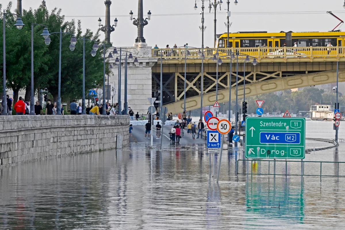 W sobotę do Budapesztu ma dotrzeć fala kulminacyjna na Dunaju. Miasto przygotowuje się na zagrożenie powodziowe. Na zachodzie Węgier powódź odcięła od świata kilka miejscowości.