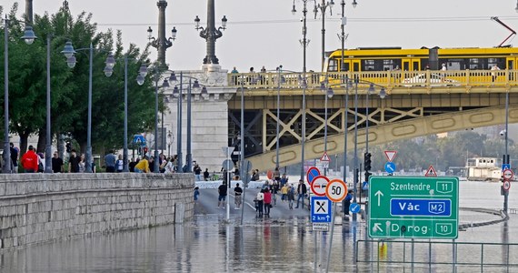 W sobotę do Budapesztu ma dotrzeć fala kulminacyjna na Dunaju. Miasto przygotowuje się na zagrożenie powodziowe. Na zachodzie Węgier powódź odcięła od świata kilka miejscowości.