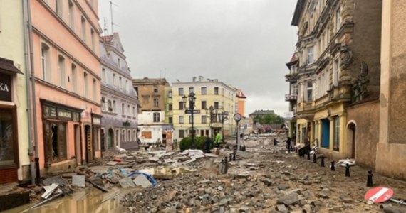 Co najmniej 75 budynków w Lądku-Zdroju i 31 w Stroniu Śląskim zakwalifikowano jako zagrażające osobom tam przebywającym - poinformował w czwartek nadbryg. Michał Kamieniecki, który od środy odpowiada za zarządzanie kryzysowe w tych miastach.