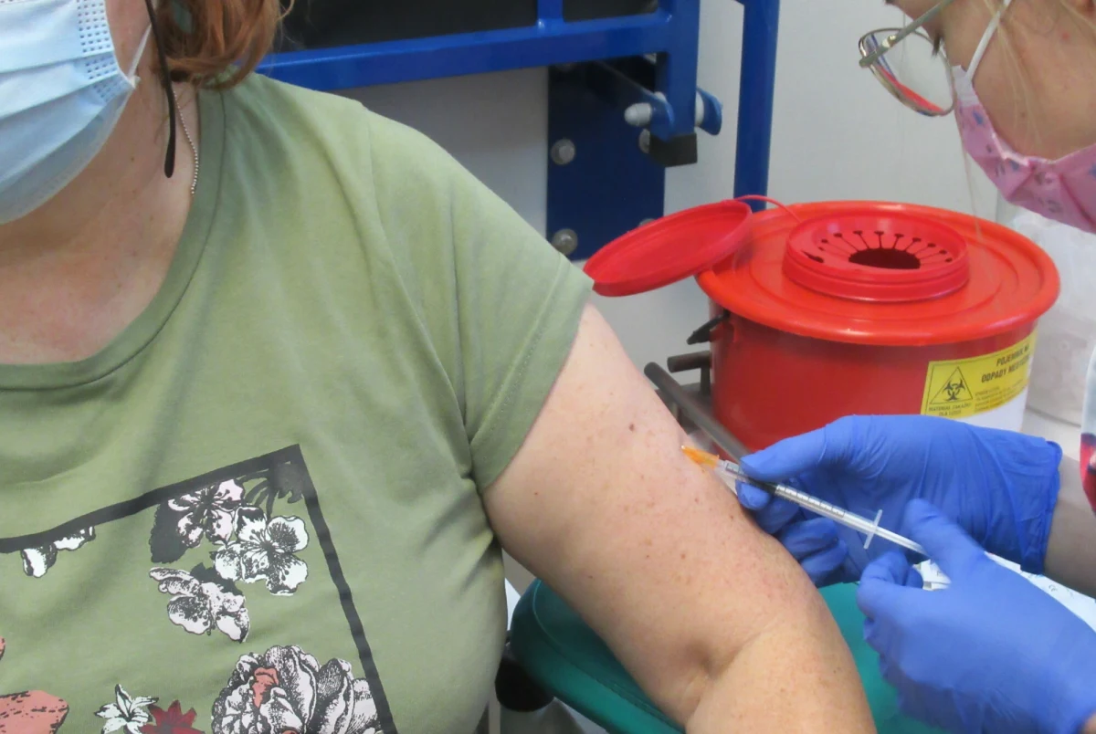 Szczepionki przeciw tężcowi są bezpłatnie dostępne w szpitalnych oddziałach ratunkowych i placówkach podstawowej opieki zdrowotnej  - poinformował w czwartek podczas posiedzenia sztabu kryzysowego wojewoda śląski Marek Wójcik. Wojewoda małopolski Krzysztof Klęczar zapowiedział z kolei spotkanie z mieszkańcami, którzy ucierpieli wskutek powodzi.