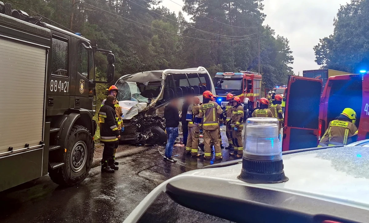 Kierowca tira, właściciel firmy transportowej i dwaj jej pracownicy oraz pracownik stacji diagnostycznej odpowiedzą za katastrofę drogową w Konotopie. Zginęła wtedy jedna osoba, 16 zostało rannych.