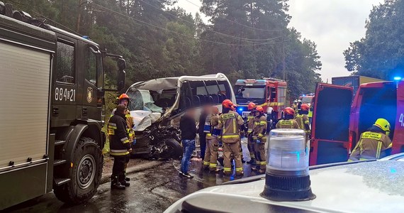 Kierowca tira, właściciel firmy transportowej i dwaj jej pracownicy oraz pracownik stacji diagnostycznej odpowiedzą za katastrofę drogową w Konotopie. Zginęła wtedy jedna osoba, 16 zostało rannych.