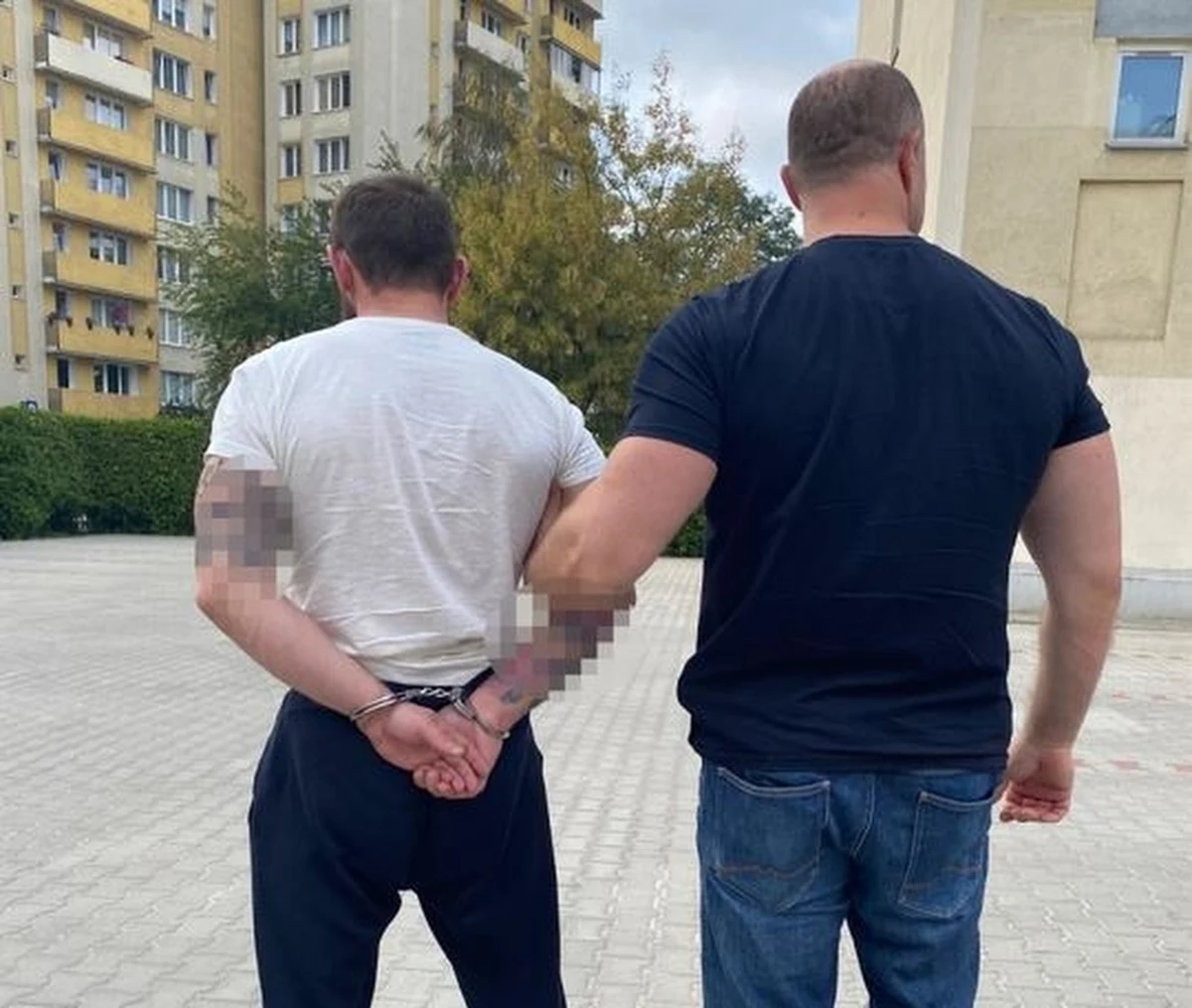 Sceny jak z gangsterskich filmów na warszawskiej Pradze. Kierowca samochodu terenowego próbował rozjechać mężczyznę jadącego na skuterze. Ten zdołał uciec. W kilka godzin po zdarzeniu policjanci zatrzymali sześć osób, które podróżowały samochodem. Kierowca odpowie za usiłowanie zabójstwa.      