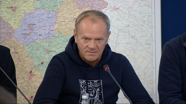 Premier Donald Tusk ostrzega mieszkańców przed mężczyzną w wojskowym ubiorze, który dezinformuje ludzi we Wrocławiu. Podkreślił, że służby już go poszukują.