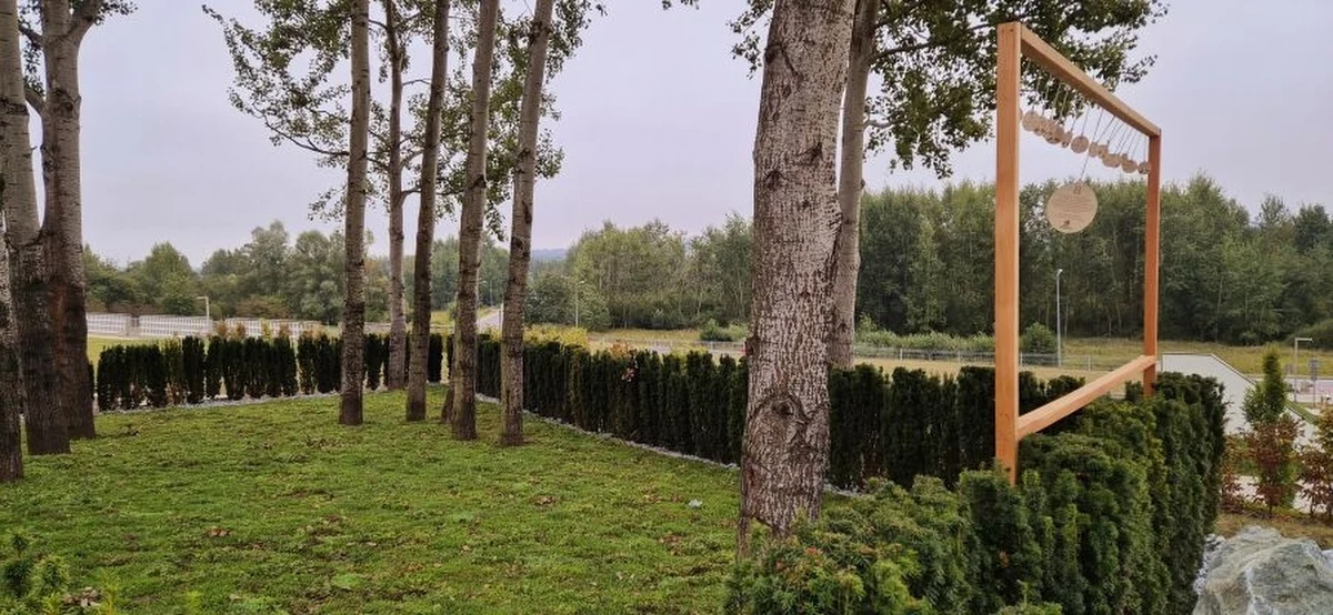 Na cmentarzu w Podgórkach Tynieckich powstała pierwsza w Polsce ekologiczna kwatera pochówkowa. Będą tam składane urny wyłącznie biodegradowalne, wykonanych z naturalnych surowców, takich jak drewno czy wiklina. Miejsce pochówku będzie oznaczone kamieniem pamięci bądź drewnianą tabliczką. 