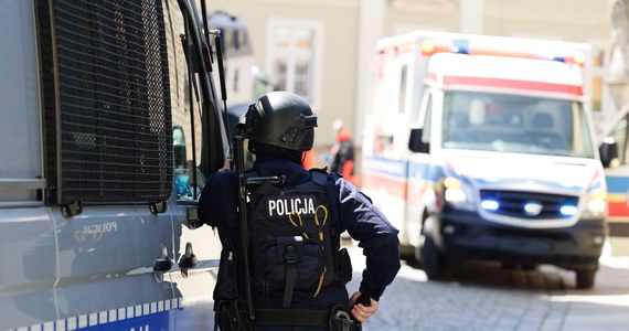 W warszawskim szpitalu zmarł 35-letni mężczyzna, postrzelony przez policjantów podczas nocnej interwencji na warszawskim Mokotowie. Do szpitala trafili też zaatakowani przez niego dwaj policjanci. Napastnik zadał im liczne ciosy ostrym narzędziem. Funkcjonariusze po opatrzeniu ran zostali zwolnieni do domu. Dziennikarz RMF FM dowiedział się, że policja została wezwana do mieszkania, w którym 35-latek groził swojej babci pozbawieniem życia. 