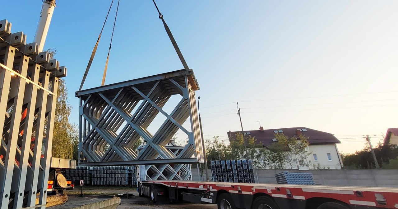 Generalna, Dyrekcja, Dróg, Krajowych, Autostrad, poinformowała, niezwykłym, transporcie, który, samego, rana, wyruszył, spod, Wa Takiego ładunku jeszcze nie widziałeś. Na drogę wyjechał most