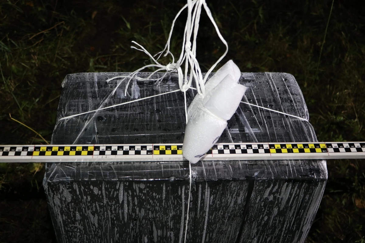 20 tys. sztuk papierosów bez akcyzy przejęli podczas wspólnej akcji funkcjonariusze straży granicznej i policjanci z Suwałk. Skrzynka z kontrabandą była przyczepiona do balonu, który spadł w nocy w jednym z gospodarstw w gminie Wiżajny.