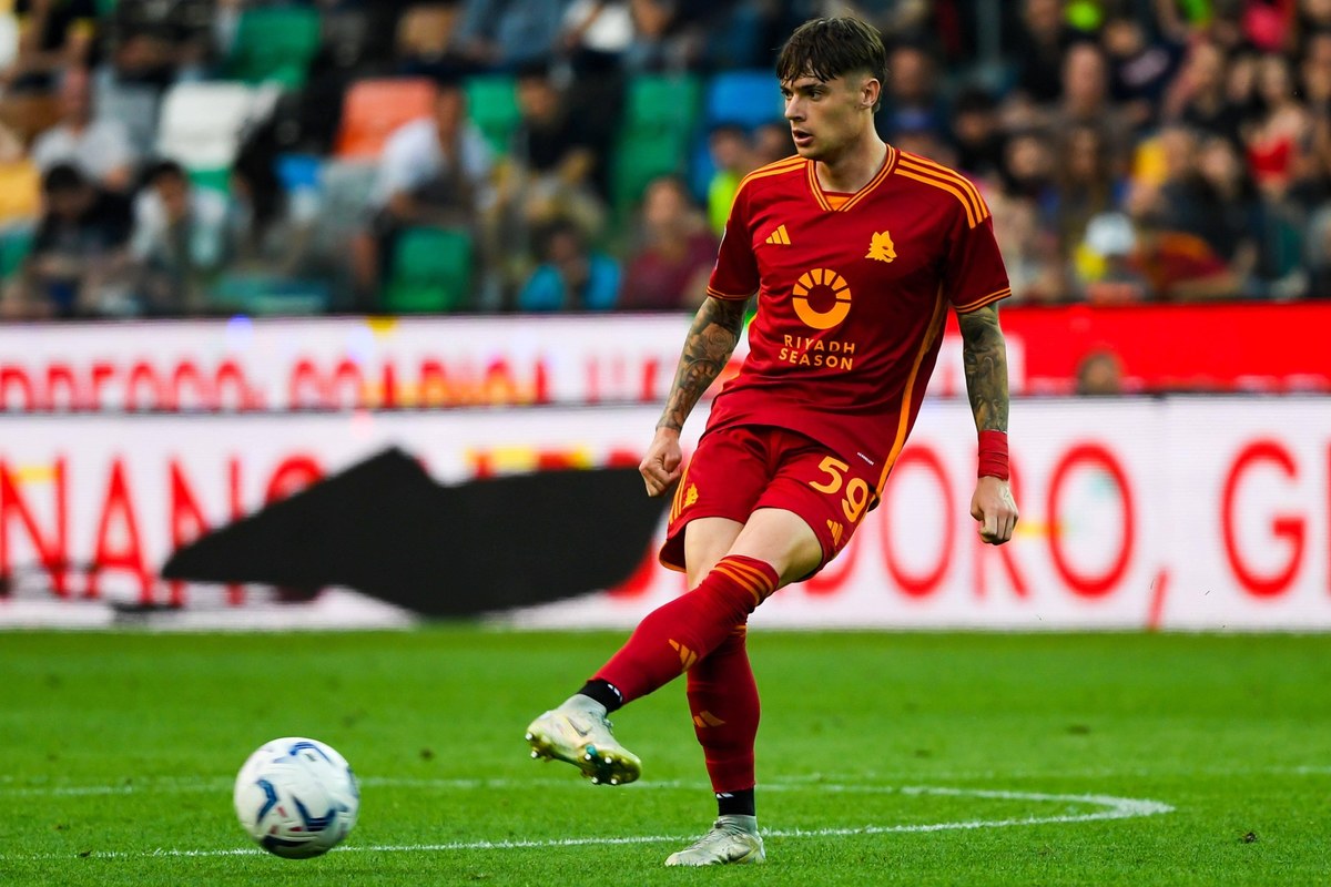 Nicola Zalewski został przywrócony do składu AS Roma - poinformował włoski dziennikarz Nicolo Schira na platformie X. Pomocnik reprezentacji Polski był zawieszony po tym, jak zrezygnował z transferu do Galatasaray Stambuł, choć włoski klub liczył na to, że sprzeda swojego wychowanka.