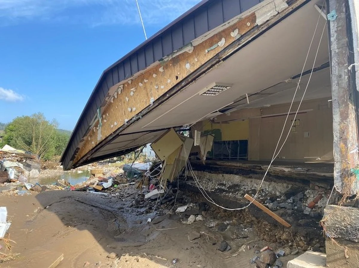 Blisko 50 inspektorów nadzoru budowlanego z Małopolski, z uprawnieniami do szacowania strat, jest gotowych do wyjazdu na tereny objęte powodzią. Już dziś do powiatu głubczyckiego na Opolszczyźnie pojedzie 4 czterech z nich. "Rewanżujemy się za pomoc, którą kiedyś dostaliśmy" - podkreśla wojewoda małopolski Krzysztof Jan Klęczar.  