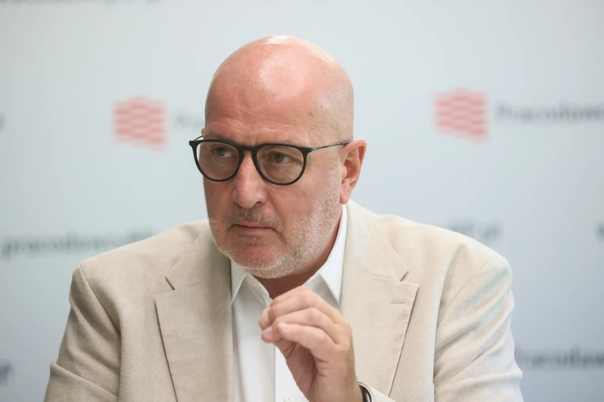 "Sytuacja jest wciąż napięta, ale stabilna po dobrej stronie. Myślę, że katastrofa nie dotknie Wrocławia" - mówił w Popołudniowej rozmowie w RMF FM były prezydent stolicy Dolnego Śląska Rafał Dutkiewicz. "Będziemy mogli to powiedzieć za kilka dni, kiedy wielka fala przepłynie dalej" - zastrzegł. 