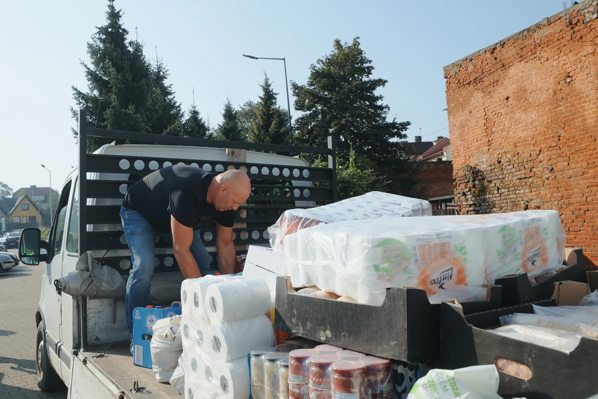 Ochotnicza Straż Pożarna w Barczewku nie przestaje pomagać powodzianom z południa Polski. Dzisiaj z parkingu przy ul. Barcza 52 w Olsztynie wyruszy kolejny tir z pomocą. Produkty będą przyjmowane od godziny 20.00. Po załadowaniu ciężarówka pojedzie na południe Polski.