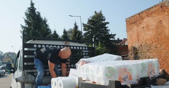 Ochotnicza Straż Pożarna w Barczewku nie przestaje pomagać powodzianom z południa Polski. Dzisiaj z parkingu przy ul. Barcza 52 w Olsztynie wyruszy kolejny tir z pomocą. Produkty będą przyjmowane od godziny 20.00. Po załadowaniu ciężarówka pojedzie na południe Polski.