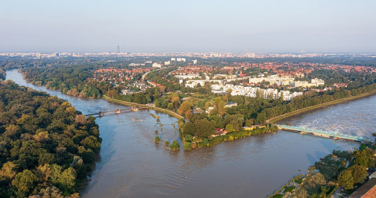 Przez południowo-zachodnią Polskę przemieszcza się fala powodziowa. Na szczęście do początku przyszłego tygodnia nie powinno padać. Potem jednak pogoda się pogorszy