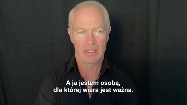 Co za świetny facet i jaki porządny człowiek! Brałem udział w niektórych serialach, w których było tak, że czasami aktor nie był zbyt miły lub nie dbał o rodzinę, czy wiarę. A ja jestem osobą, dla której wiara jest ważna - wspominał Neal McDonough pracę na planie serialu "Tulsa King" z Sylwestrem Stallone.