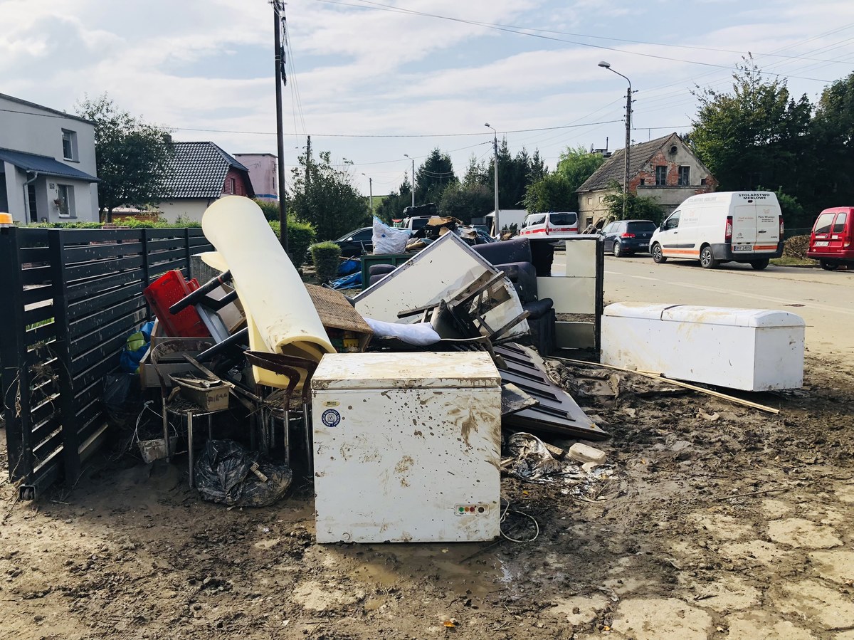 W dzielnicy Zamłynie w Nysie na Opolszczyźnie trwa wielkie sprzątanie po przejściu powodzi. Paradoksalnie domy, które są położone wyżej, nadal stoją w wodzie, zaś wokół większości budynków w dole - woda spłynęła. 