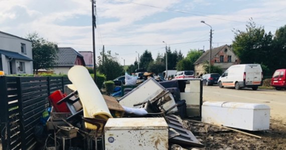 W dzielnicy Zamłynie w Nysie na Opolszczyźnie trwa wielkie sprzątanie po przejściu powodzi. Paradoksalnie domy, które są położone wyżej, nadal stoją w wodzie, zaś wokół większości budynków w dole - woda spłynęła. 