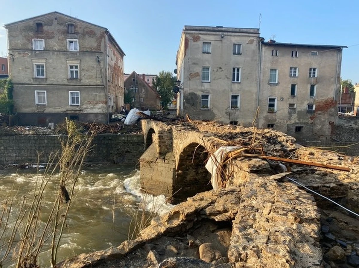 Radni województwa zachodniopomorskiego podczas czwartkowej sesji sejmiku jednogłośnie przyjęli uchwałę, w którym zapowiadają przekazanie 2 mln zł dla samorządów z regionów dotkniętych powodzią.

