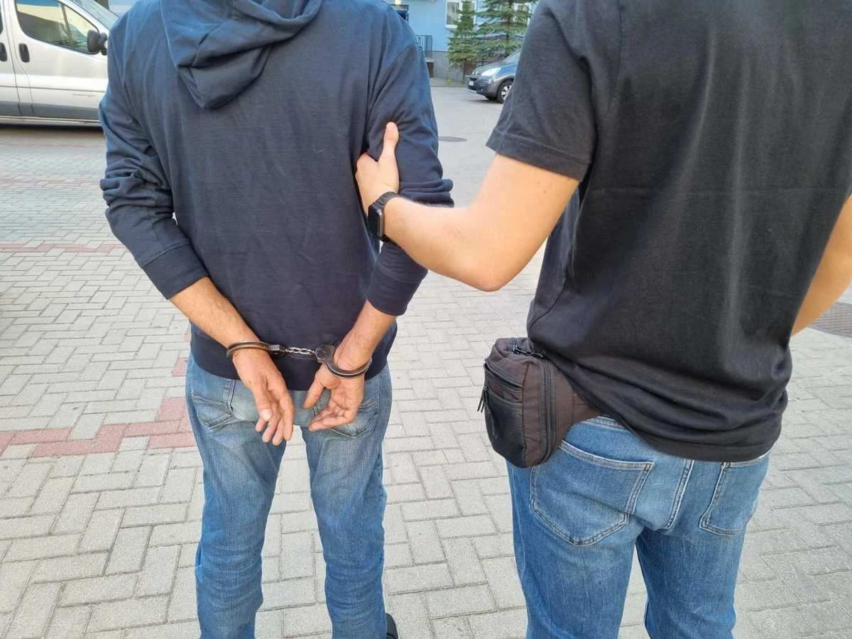 Dwoje seniorów z Białegostoku przechytrzyło oszusta. Pod pozorem tego, że ich syn spowodował wypadek, mężczyzna próbował wyłudzić pieniądze. Gdy zgłosił się po gotówkę, zamknęli go w mieszkaniu i wezwali policję.