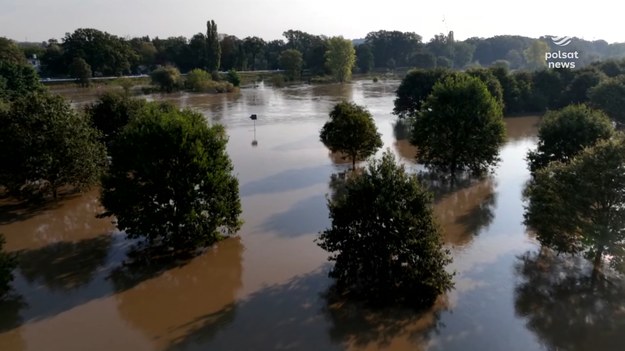 Stan wody wyższy niż przewidywania. Uspokajanie, które zmienia się w ostrzeganie, a w tle miasta, które zmieniają się w ruiny. O rozbieżności w przewidywaniach poziomu wody i skutków powodzi, dla ''Wydarzeń'' Mateusz Maranowski.