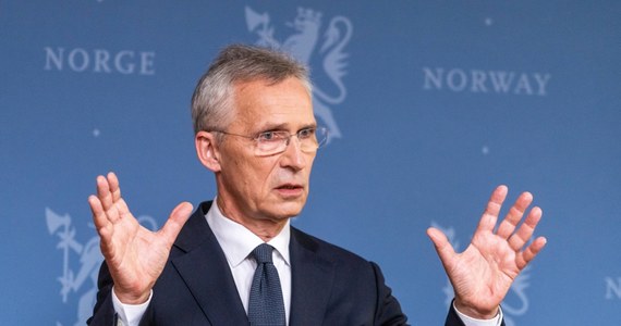 "Paradoksem jest to, że im więcej broni będziemy w stanie dostarczyć Ukrainie, tym większa jest szansa na pokój" - powiedział ustępujący sekretarz generalny NATO Jens Stoltenberg. Apelował, by Sojusz nie popełnił tego samego błędu z Chinami, jaki zrobił z Rosją, uzależniając się od jej surowców.