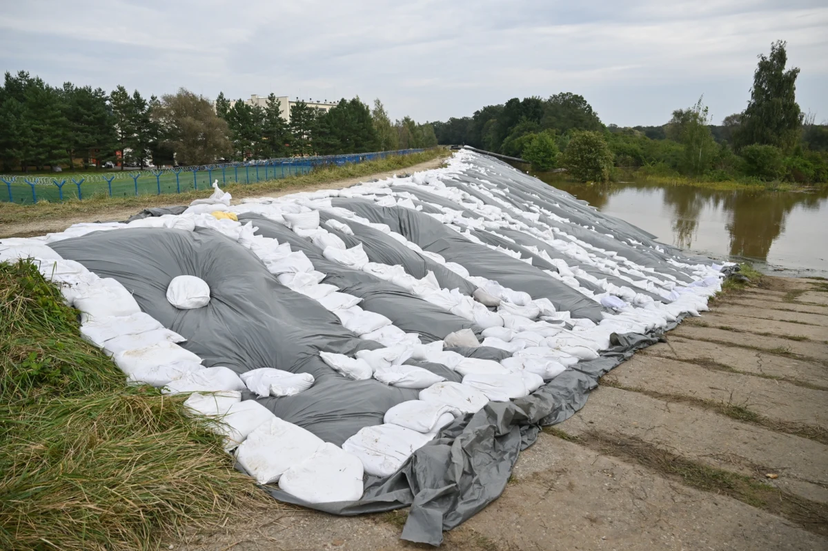 "Funkcjonariusze ABW zatrzymali właśnie osobę, która przebrana w mundur dezinformowała mieszkańców o rzekomym planie wysadzenia wału przeciwpowodziowego" - poinformował na platformie X premier Donald Tusk. Jak ustalił dziennikarz RMF FM Krzysztof Zasada, zatrzymany to 26-letni Polak, mieszkaniec jednej z podwrocławskich miejscowości. Z naszych ustaleń wynika, że zatrzymany został jeszcze jeden mężczyzna rozpowszechniający takie fałszywe informacje. Śledztwo będzie prowadził dolnośląski oddział Prokuratury Krajowej.