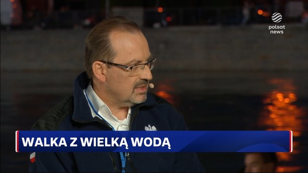 Gośćmi programu "Lepsza Polska" byli prezydent Wrocławia Jacek Sutryk, wojewoda dolnośląski Maciej Awiżeń, szef Sztabu Generalnego WP gen. Wiesław Kukuła, wiceminister obrony narodowej Cezary Tomczyk, minister infrastruktury Dariusz Klimczak, wiceminister spraw wewnętrznych i administracji Wiesław Leśniakiewicz oraz komendant PSP Mariusz Feltynowski. - Wierzymy, że wały wytrzymają, ale trzeba je na bieżąco obserwować - powiedział Jacek Sutryk. - Nie mamy sytuacji przekroczeń wody koroną wałów, to jest dobra wiadomość - podkreślił. Jak dodał, wały są już nasiękniete wodą. - Pojechałem dziś do Lądka-Zdroju. Gdy wjeżdżałem, nie poznałem miasta. Były budynki - teraz już ich nie ma - relacjonował Maciej Awiżeń. Z kolei Wiesław Leśniakiewicz odwiedził w czwartek m.in. Radoszyce. - Strażacy ochotniczy i mieszkańcy zbudowali tam 300 metrów wału o wysokości około 1,5 metra. Budowali go od poniedziałku. Wielka determinacja - opowiadał. W czwartek Wrocław odwiedziła Ursula von der Leyen. - Spotkanie było krótkie, ale treściwe - relacjonował Dariusz Klimczak. Szefowa Komisji Europejskiej przekazała, że kraje dotknięte powodzią będą mogły wykorzystać 10 miliardów euro. Jak powiedział Polsat News Donald Tusk, Polska otrzyma 5 miliardów. - Szefowie rządów innych państw docenili inicjatywę Polski - podkreślił Klimczak. - Będziemy bardzo twardo domagać się tego, żeby te pieniądze przybyły do nas szybko i żeby procedury były maksymalnie uproszczone - dodał. Do tematu pomocy finansowej i procedur odniósł się także Jacek Sutryk. - Stanowisko rządu i premiera jest jasne - premier oczekuje szybkich działań. Tu nie ma czasu na wielopiętrowe procedury. Ludzie stracili majątki swojego życia - stwierdził. Z kolei Dariusz Klimczak przekazał, że UOKiK dostał wskazówkę, by zwracać uwagę na sprzedawców, którzy proponują zawyżone ceny podstawowych produktów.