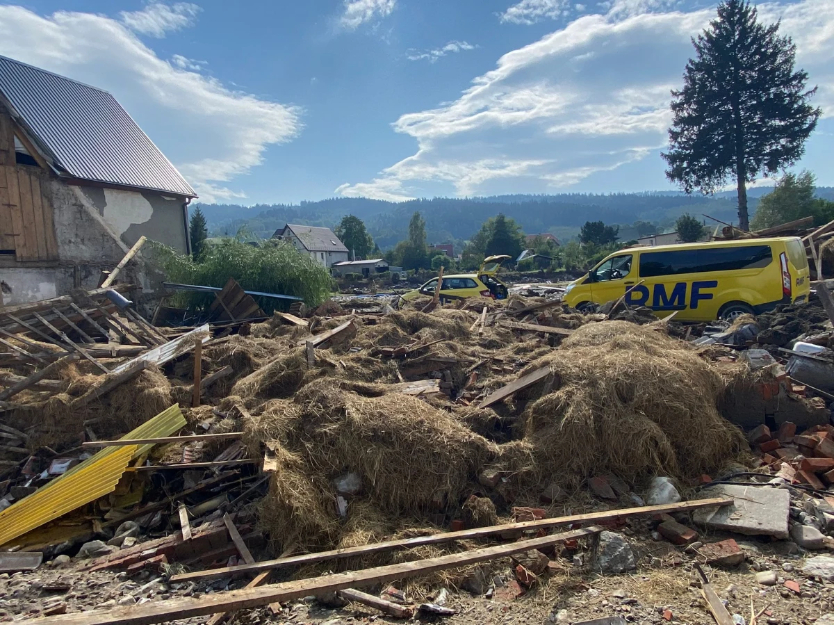 W ramach dwudniowej charytatywnej akcji dziennikarze RMF FM i RMF MAXX dostarczyli powodzianom z Dolnego Śląska i Opolszczyzny sprzęt do usuwania szlamu, mułu i piachu. Nasze samochody wyładowane łopatami i szczotkami dotarły m.in. do Bodzanowa, Głuchołaz i Jarnołtówka. Byliśmy też z pomocą w Stroniu Śląskim, Lądku-Zdroju, Radochowie, Trzebieszowicach i Żelaźnie. 