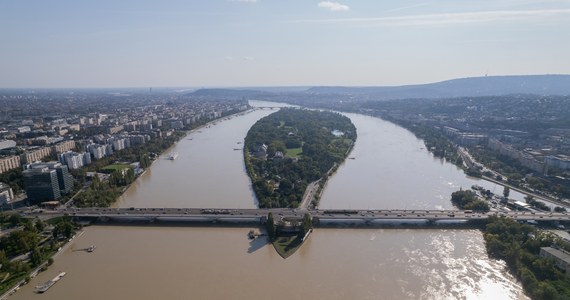 Przez Węgry na Dunaju przechodzi fala kulminacyjna. W wielu miejscach trwają prace zabezpieczeniowe, w Budapeszcie zakończono budowę umocnień. Zmienia się sytuacja w Austrii, w pierwszych gminach Dolnej Austrii odwołano stan klęski żywiołowej.