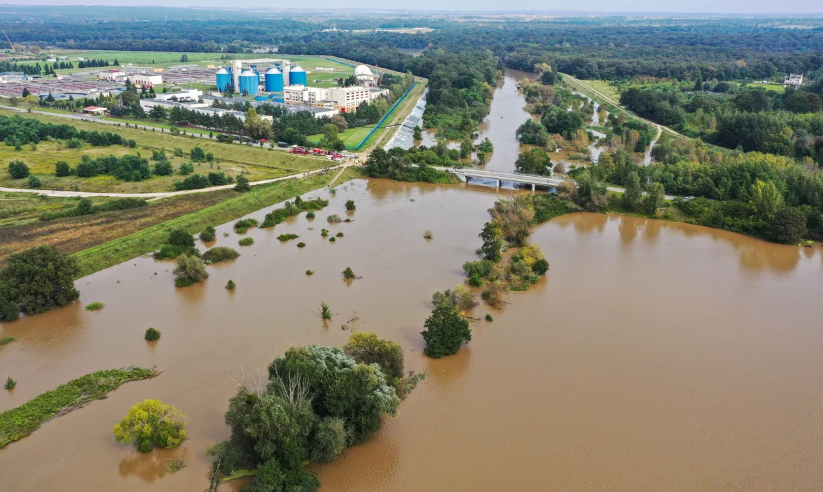 Dyrektor Instytutu Meteorologii i Gospodarki Wodnej poinformował, że hydrolodzy obserwują we Wrocławiu spadek poziomu wody w Odrze o 10 centymetrów. Od czwartku przez miasto przechodzi fala wezbraniowa i chociaż woda nigdzie nie przelewa się przez koronę wałów, to wczoraj doszło do przesiąku.