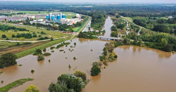 Dyrektor Instytutu Meteorologii i Gospodarki Wodnej poinformował, że hydrolodzy obserwują we Wrocławiu spadek poziomu wody w Odrze o 10 centymetrów. Od czwartku przez miasto przechodzi fala wezbraniowa i chociaż woda nigdzie nie przelewa się przez koronę wałów, to wczoraj doszło do przesiąku.