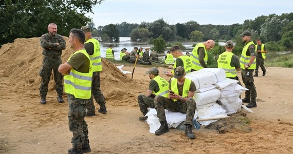 ​Groźny incydent przy zabezpieczaniu wałów w okolicach Obornik Śląskich na Dolnym Śląsku. W piasku przywiezionym do napełniania worków znaleziono niewybuch.