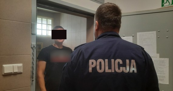 ​Policjanci z warszawskiego Bemowa zatrzymali kierującego bmw, który chciał uniknąć kontroli i staranował radiowóz. 41-latek, który usłyszał m.in. zarzut czynnej napaści na policjantów, trafił na dwa miesiące do aresztu. Grozi mu do 10 lat więzienia.