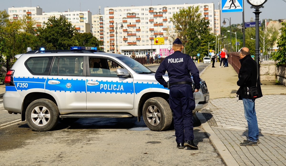 "Liczba śmiertelnych ofiar powodzi nie powiększyła się, czyli dalej mamy siedem" - poinformował komendant główny policji Marek Boroń podczas piątkowego posiedzenia powodziowego sztabu kryzysowego z udziałem m.in. premiera we Wrocławiu. Donald Tusk zapowiedział, że dzisiaj przedstawi pełnomocnika rządu ds. odbudowy po zniszczeniach po powodzi.