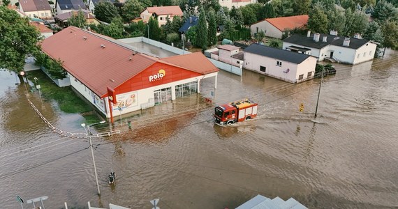 Szefowa Wód Polskich Joanna Kopczyńska poinformowała o możliwych podtopieniach pojedynczych zabudowań w województwie zachodniopomorskim. Dotyczy to miejscowości: Kaleńsko, Stary Błeszyn, Stare Łysogórki, Siekierka, Stara Rudnica oraz Stary Kostrzynek. Prognozy pogody są dla nas dobre, nie spodziewamy się cofki - przekazał wojewoda zachodniopomorski Adam Rudawski. 