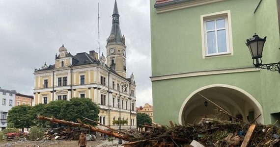 Strażacy i samorządy na Dolnym Śląsku mają ważny apel: jeśli chcecie pomóc i przywieźć dary np. do Kotliny Kłodzkiej, sprawdźcie dokładnie, co jest potrzebne i gdzie dostarczyć pomoc. Temat koordynacji wsparcia dla powodzian był jednym z najważniejszych na posiedzeniu sztabu kryzysowego w Lądku-Zdroju.