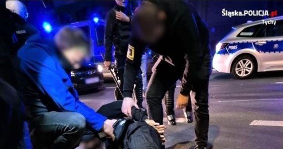 W ciężkim stanie trafił do szpitala 17-latek zaatakowany w Tychach, kiedy z kolegą szedł na mecz na Stadionie Miejskim. Po niespełna trzech godzinach policjanci zatrzymali czterech sprawców.   