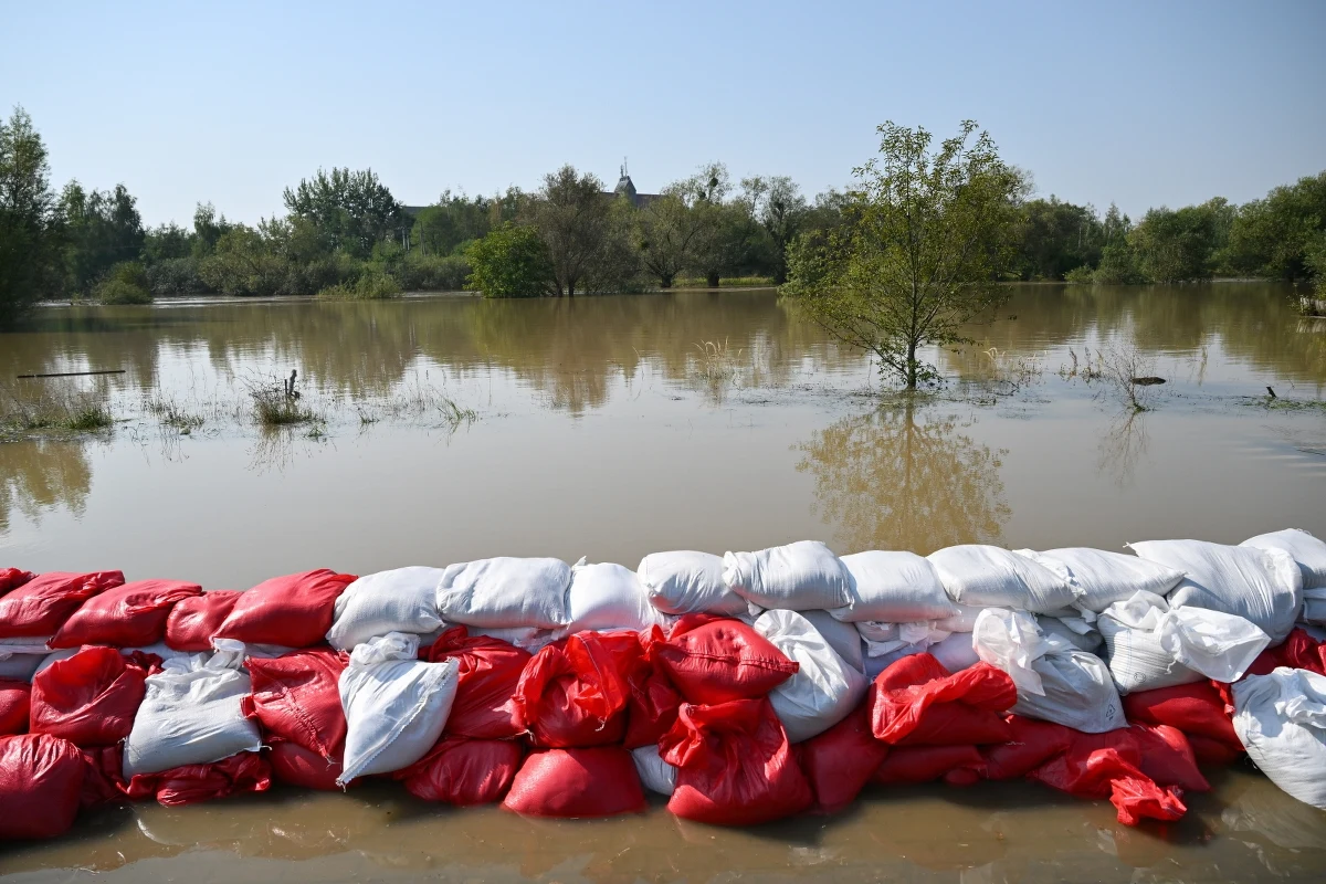 Agencja Bezpieczeństwa Wewnętrznego przekazała do Prokuratury Krajowej dokumenty dotyczące zatrzymania na Dolnym Śląsku dwóch osób, które miały siać dezinformację na terenach powodziowych w sprawie planu wysadzania wałów - dowiedział się reporter RMF FM Krzysztof Zasada. 