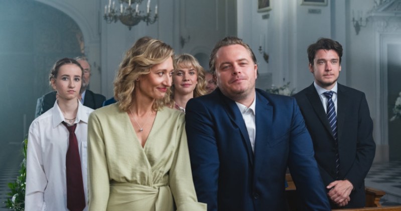 Netflix prezentuje nowe premiery w ostatnim tygodniu września. "Rozwodnicy" to polska komedia w reżyserii Michała Chacińskiego i Radka Drabika o byłych małżonkach, którzy pragną uzyskać unieważnienie ślubu. Z kolei turecki "Prawdziwy dżentelmen" opowie o mrocznym życiu Sayğına, a dramat sportowy "Rez Ball" ukaże determinację drużyny koszykarskiej.