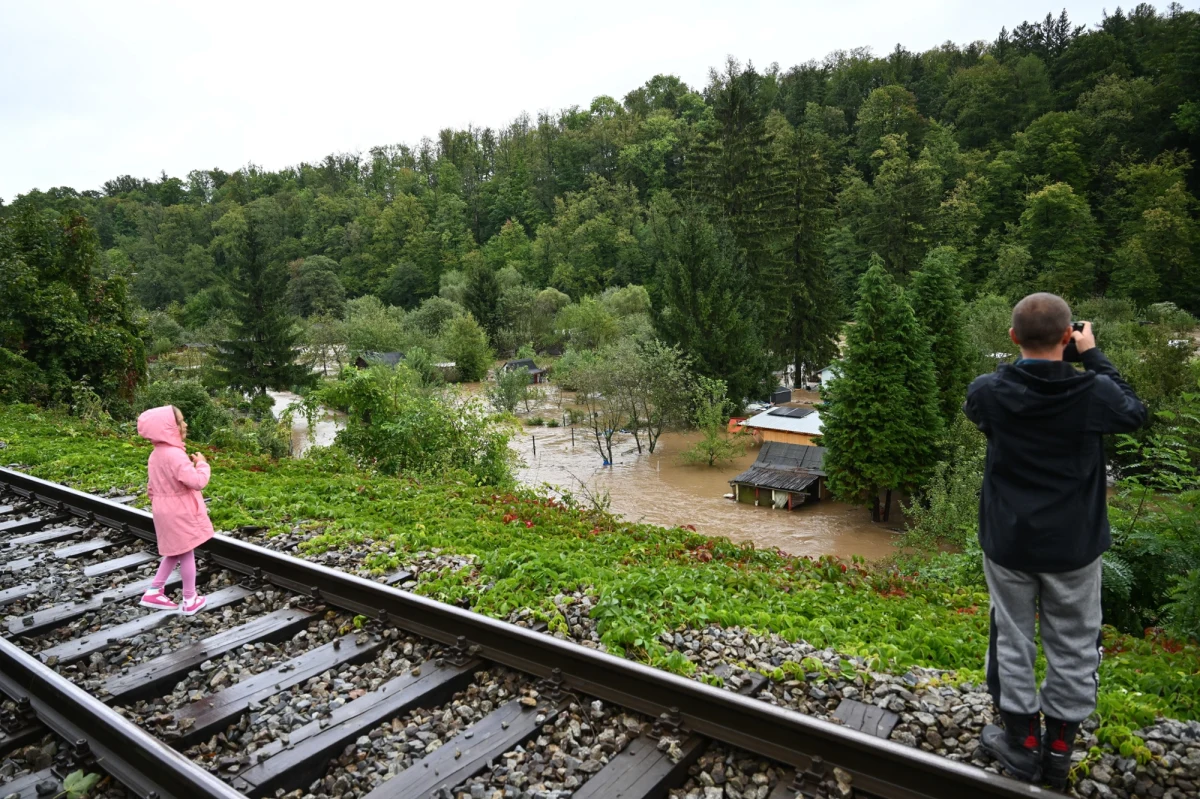 "Główne linie kolejowe są przejezdne. PKP Intercity wznowiło przejezdność do stacji Głuchołazy oraz Kłodzko Główne z Kamieńca Ząbkowickiego oraz Wałbrzycha" - poinformowało w piątek Ministerstwo Infrastruktury. Dalej występują utrudnienia na drogach krajowych - w woj. opolskim i lubuskim.