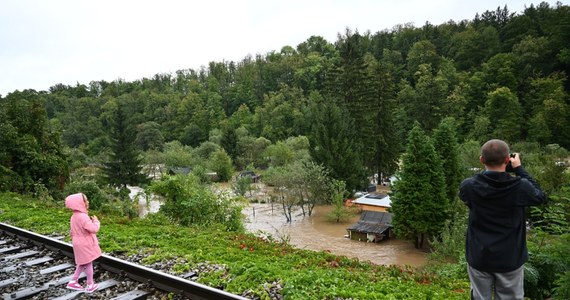 "Główne linie kolejowe są przejezdne. PKP Intercity wznowiło przejezdność do stacji Głuchołazy oraz Kłodzko Główne z Kamieńca Ząbkowickiego oraz Wałbrzycha" - poinformowało w piątek Ministerstwo Infrastruktury. Dalej występują utrudnienia na drogach krajowych - w woj. opolskim i lubuskim.