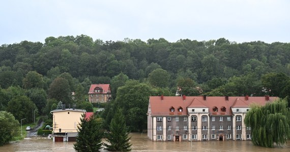 ​W kilku następnych tygodniach utrzymywać się będzie wysokie zagrożenie uaktywnienia się osuwisk na terenach, przez które przeszła powódź i intensywne opady - ostrzegł w piątek Główny Geolog Kraju, wiceminister klimatu i środowiska Krzysztof Galos.