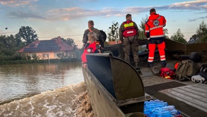 Amfibią na pomoc powodzianom. Wideoreportaż RMF FM z zalanej Opolszczyzny